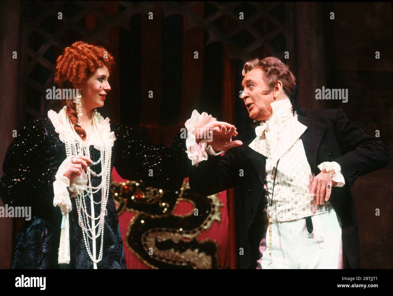 Joanna McCallum (Marguerite Blakeney), Donald Sinden (Sir Percy Blakeney, Bart.) in THE SCARLET PIMPERNEL by Baroness Orczy at Her Majesty's Theatre, Haymarket, London SW1 11/12/1985 a Chichester Festival Theatre production adapted by Beverley Cross music: Jeremy Sams design: Mark Thompson lighting: Mark Henderson fights: Malcolm Ranson director: Nicholas Hytner Stock Photo