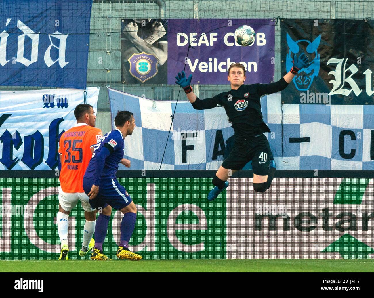 Aue, Germany. 26th May, 2020. Football: 2nd Bundesliga, FC Erzgebirge Aue - SV Darmstadt 98, 28th matchday, at the Sparkassen-Erzgebirgsstadion. Aue goalkeeper Robert Jendrusch (r) in action. Credit: Robert Michael/dpa - Pool /dpa - IMPORTANT NOTE: In accordance with the regulations of the DFL Deutsche Fußball Liga and the DFB Deutscher Fußball-Bund, it is prohibited to exploit or have exploited in the stadium and/or from the game taken photographs in the form of sequence images and/or video-like photo series./dpa/Alamy Live News Stock Photo