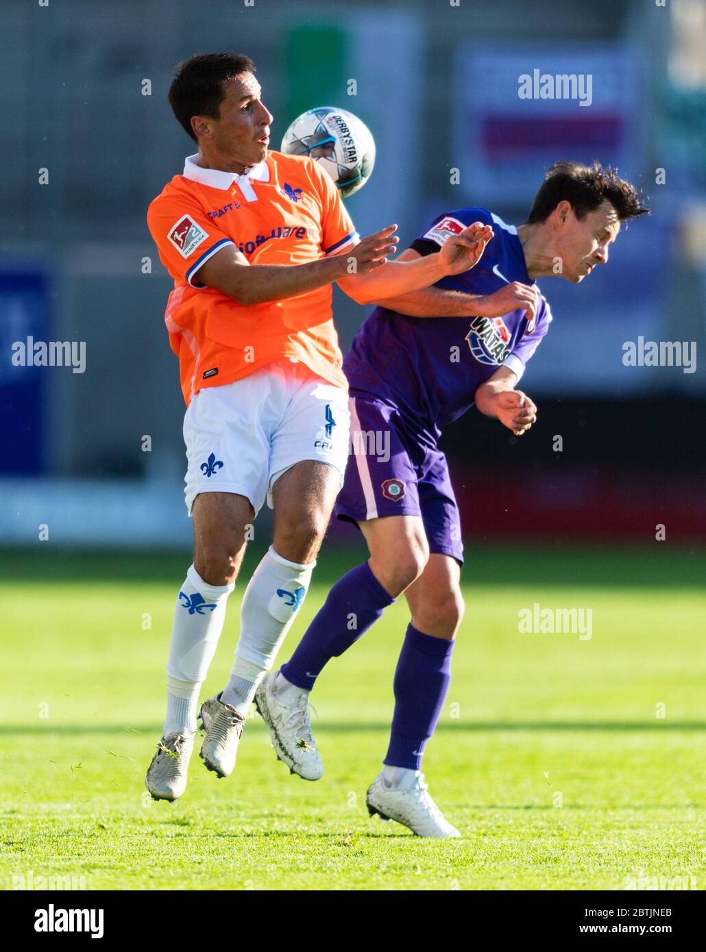 Aue, Germany. 26th May, 2020. Football: 2nd Bundesliga, FC Erzgebirge Aue - SV Darmstadt 98, 28th matchday, at the Sparkassen-Erzgebirgsstadion. Aues Clemens Fandrich (r) against Fabian Schnellhardt of Darmstadt. Credit: Robert Michael/dpa - Pool /dpa - IMPORTANT NOTE: In accordance with the regulations of the DFL Deutsche Fußball Liga and the DFB Deutscher Fußball-Bund, it is prohibited to exploit or have exploited in the stadium and/or from the game taken photographs in the form of sequence images and/or video-like photo series./dpa/Alamy Live News Stock Photo