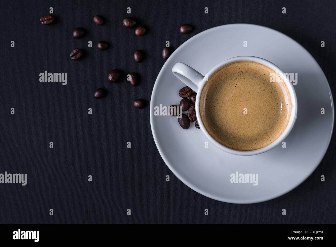 roasted coffee beans background black Stock Photo - Alamy