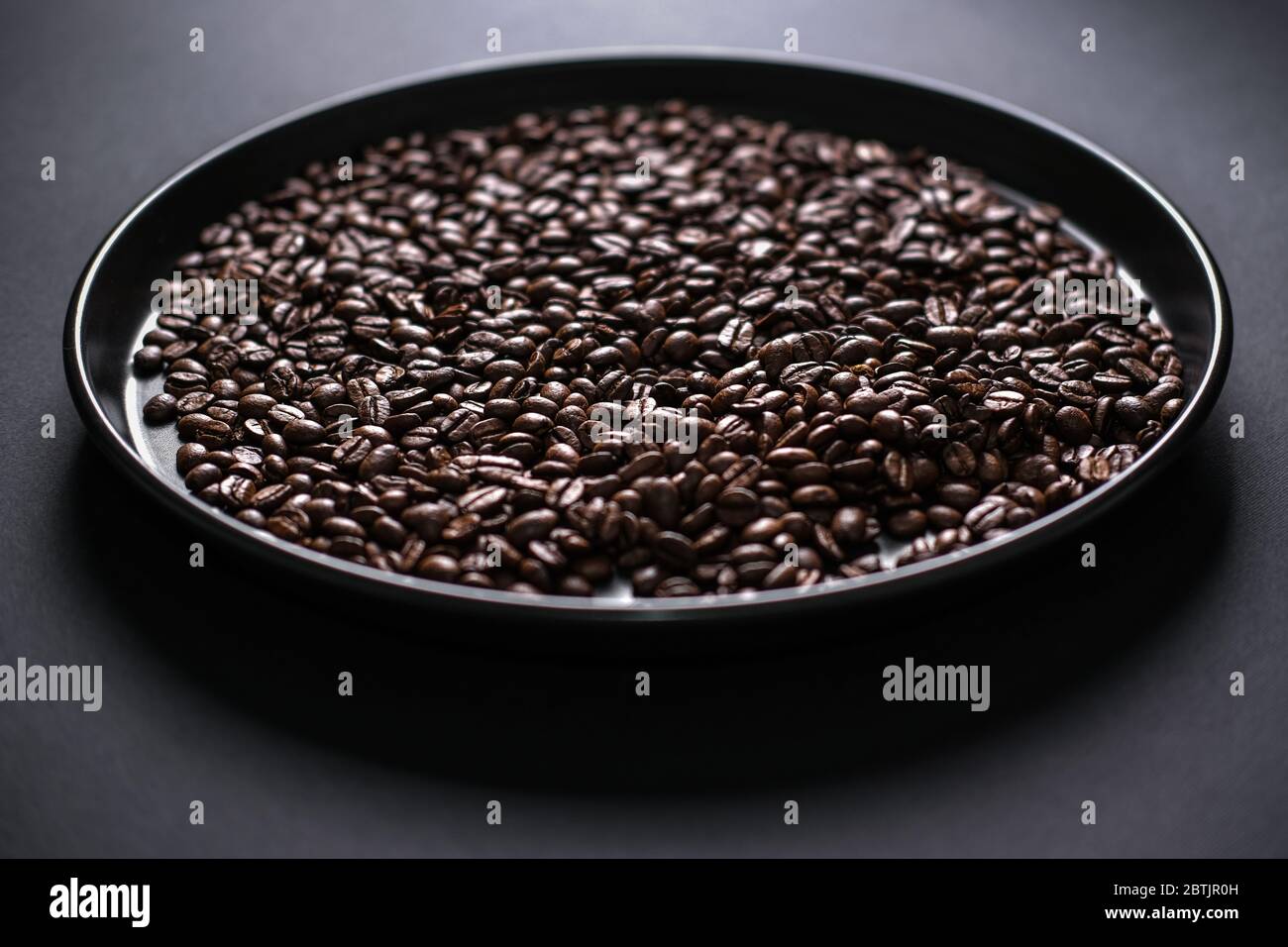 roasted coffee beans background black Stock Photo - Alamy