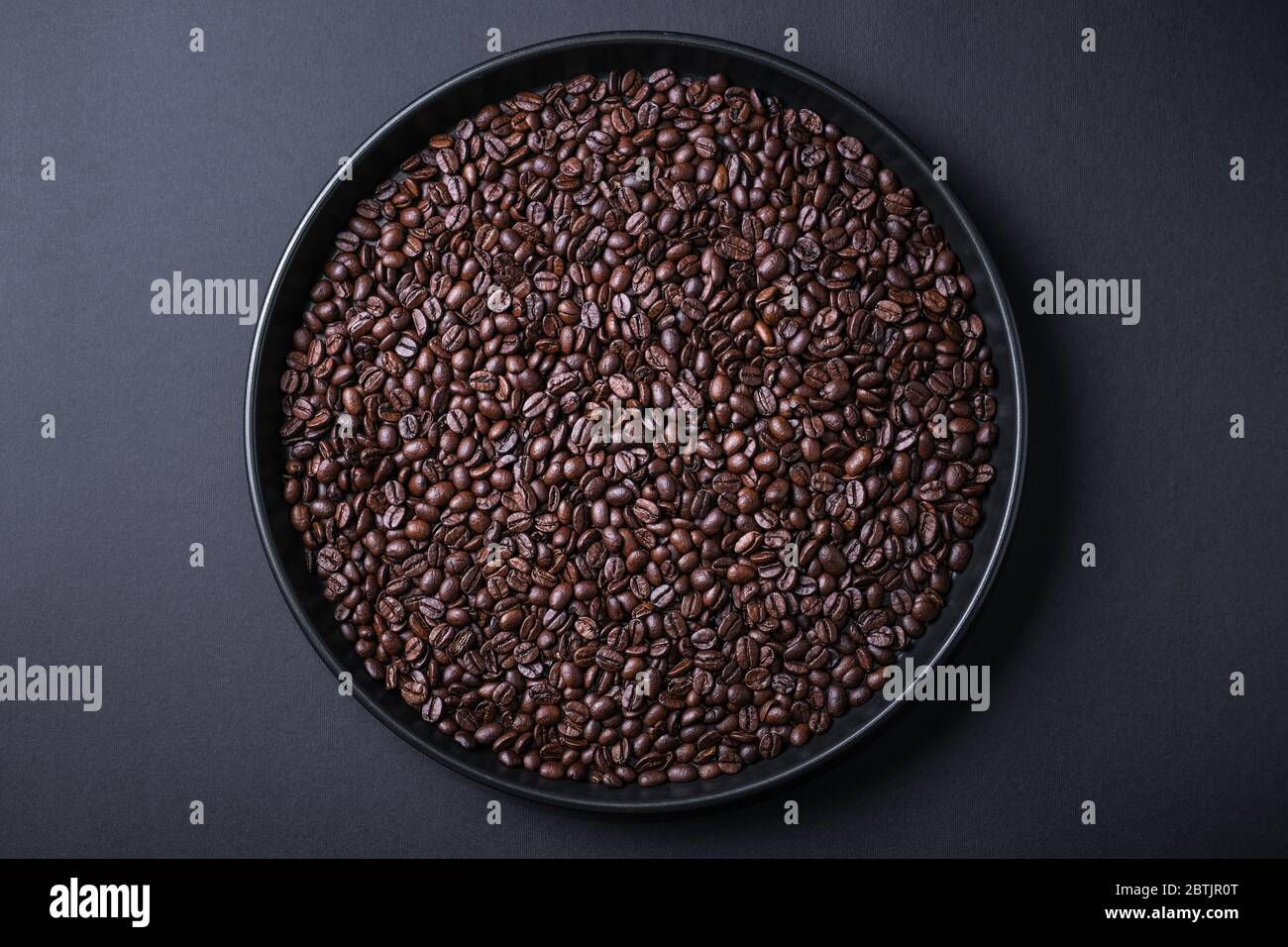 roasted coffee beans background black Stock Photo - Alamy