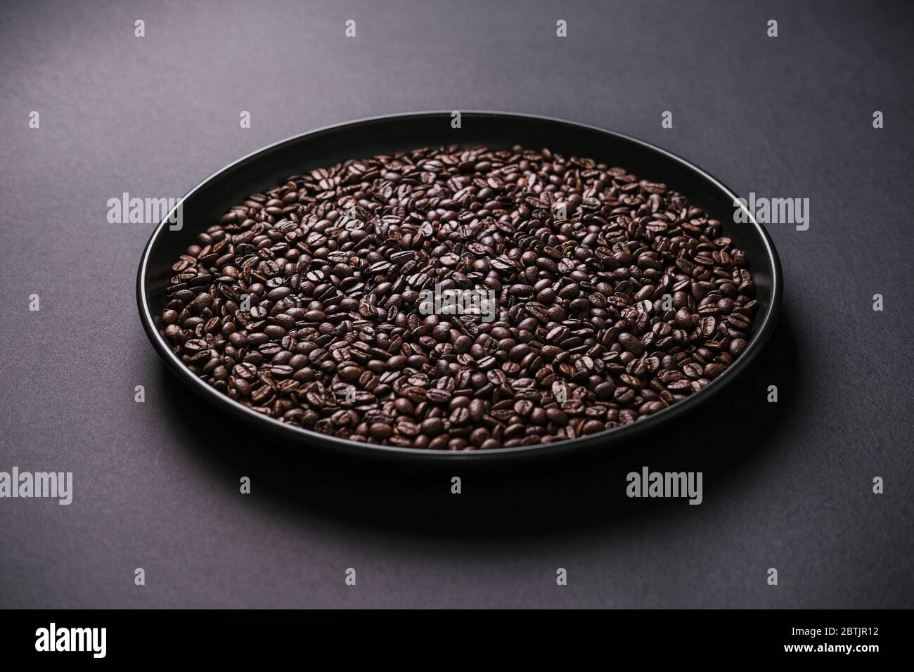 roasted coffee beans background black Stock Photo - Alamy