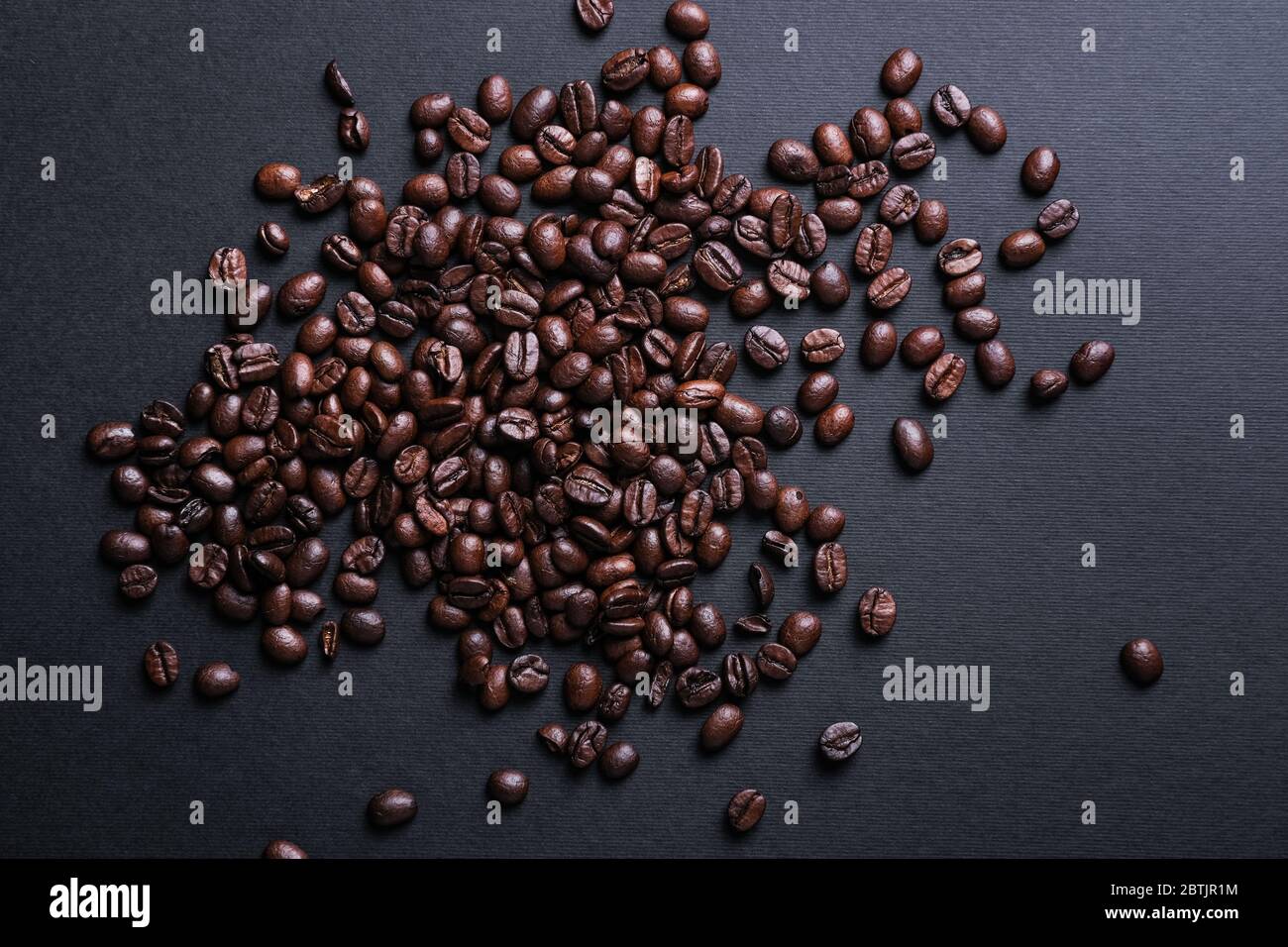 roasted coffee beans background black Stock Photo - Alamy