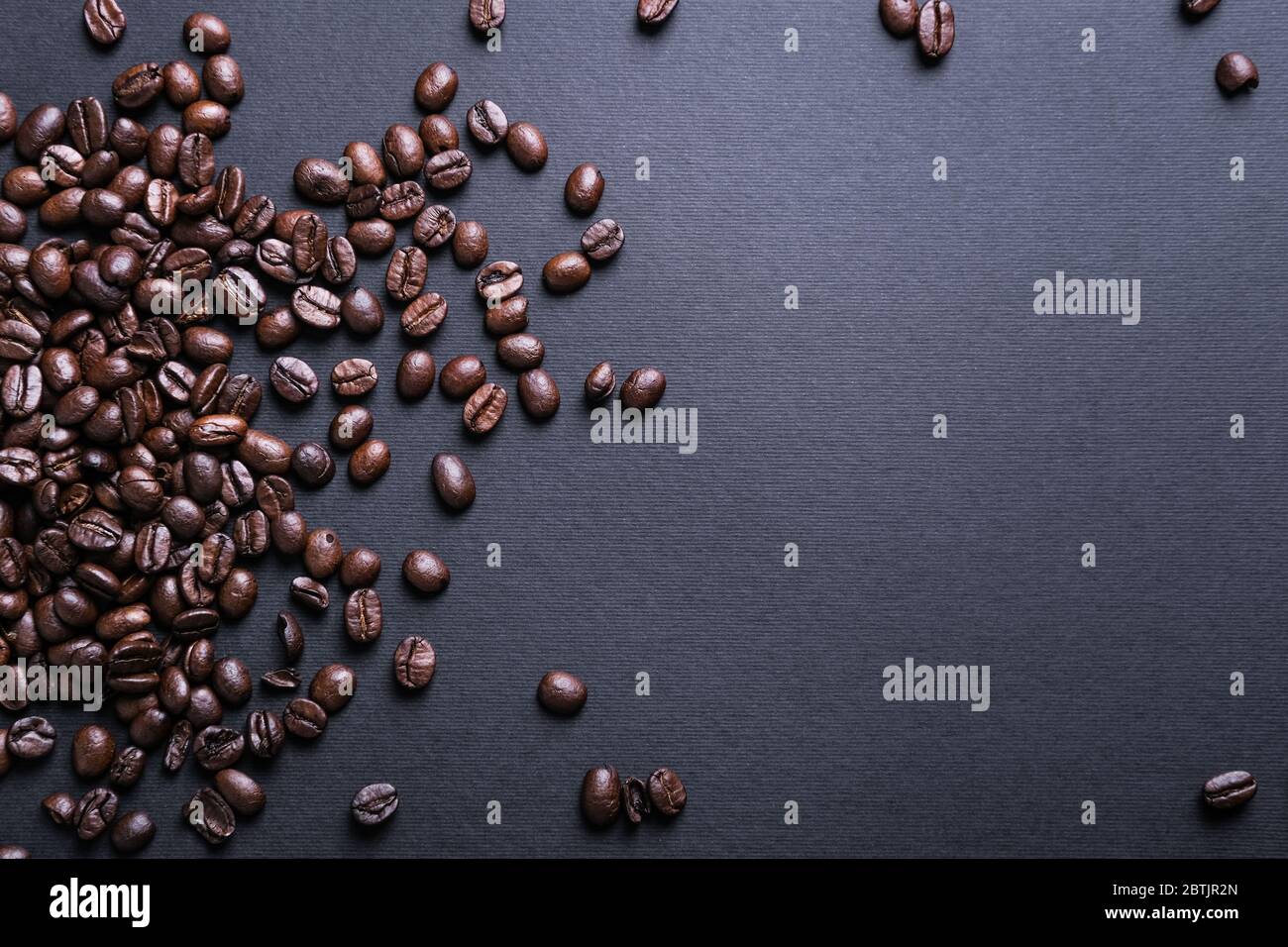roasted coffee beans background black Stock Photo - Alamy