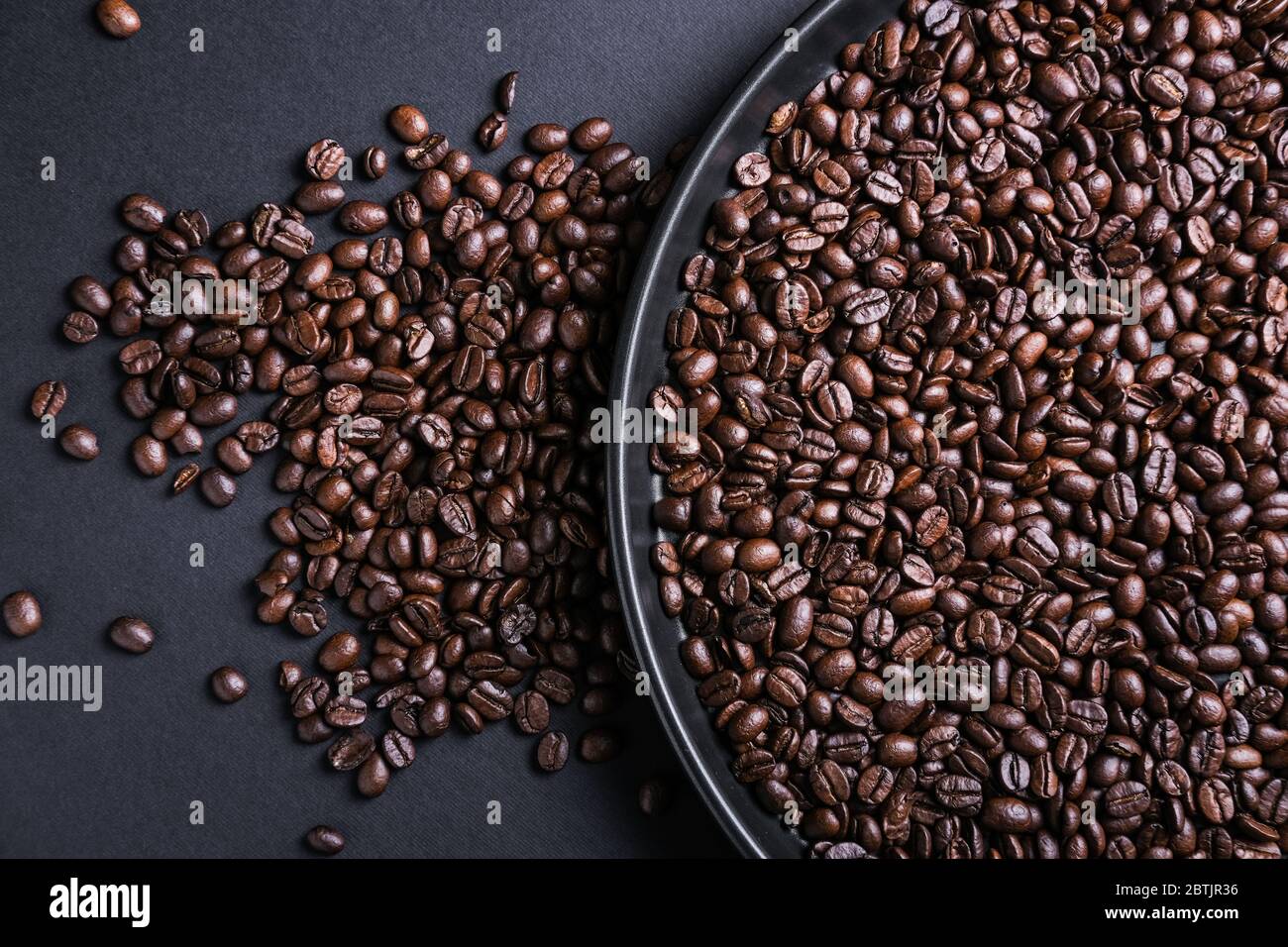 roasted coffee beans background black Stock Photo - Alamy