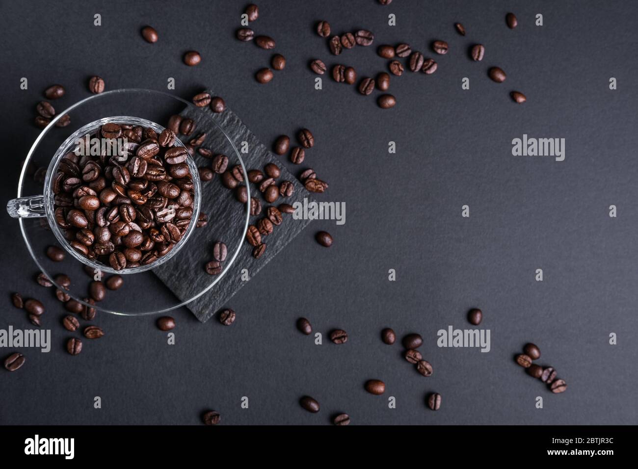 roasted coffee beans background black Stock Photo - Alamy