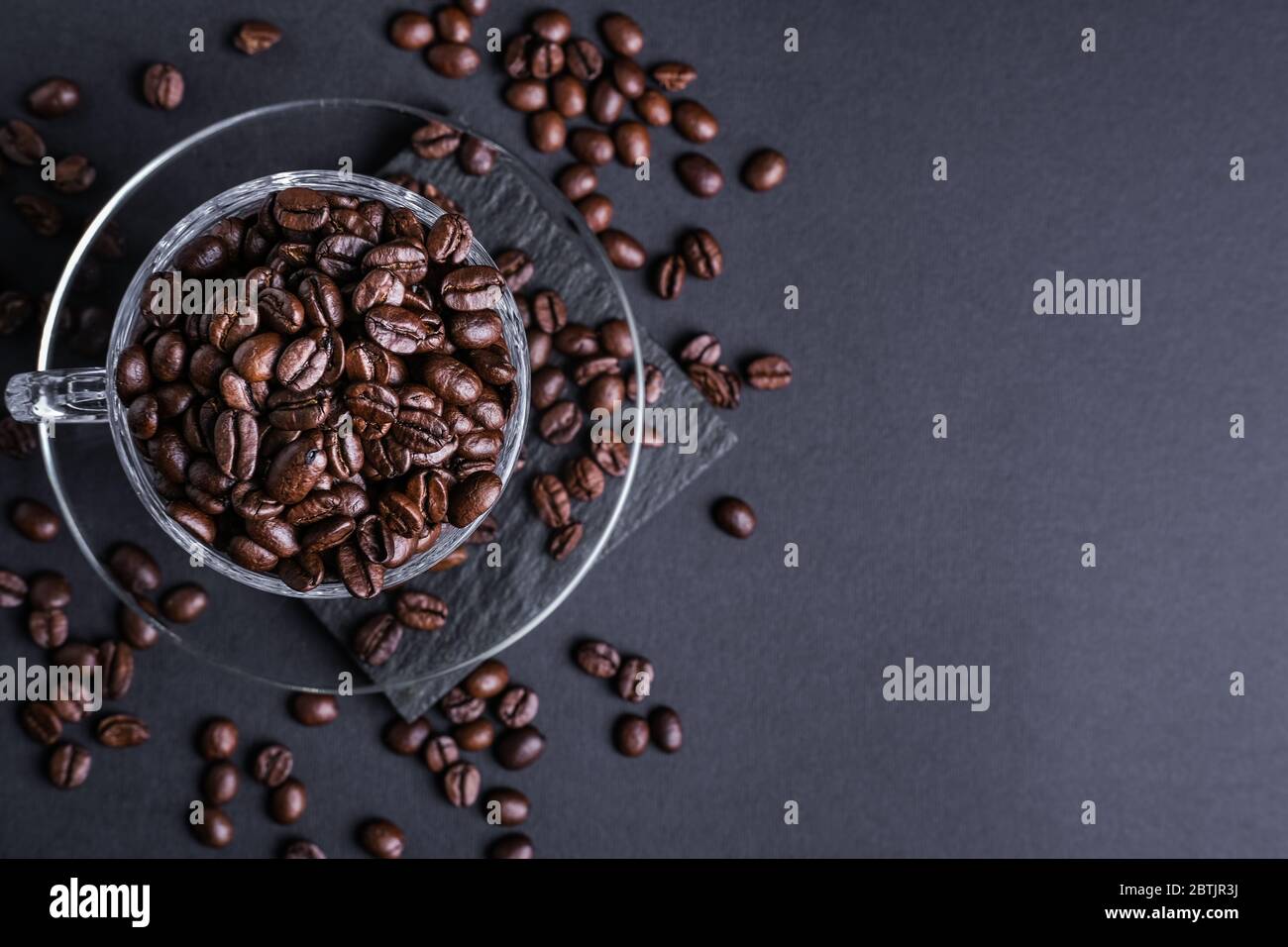 roasted coffee beans background black Stock Photo - Alamy