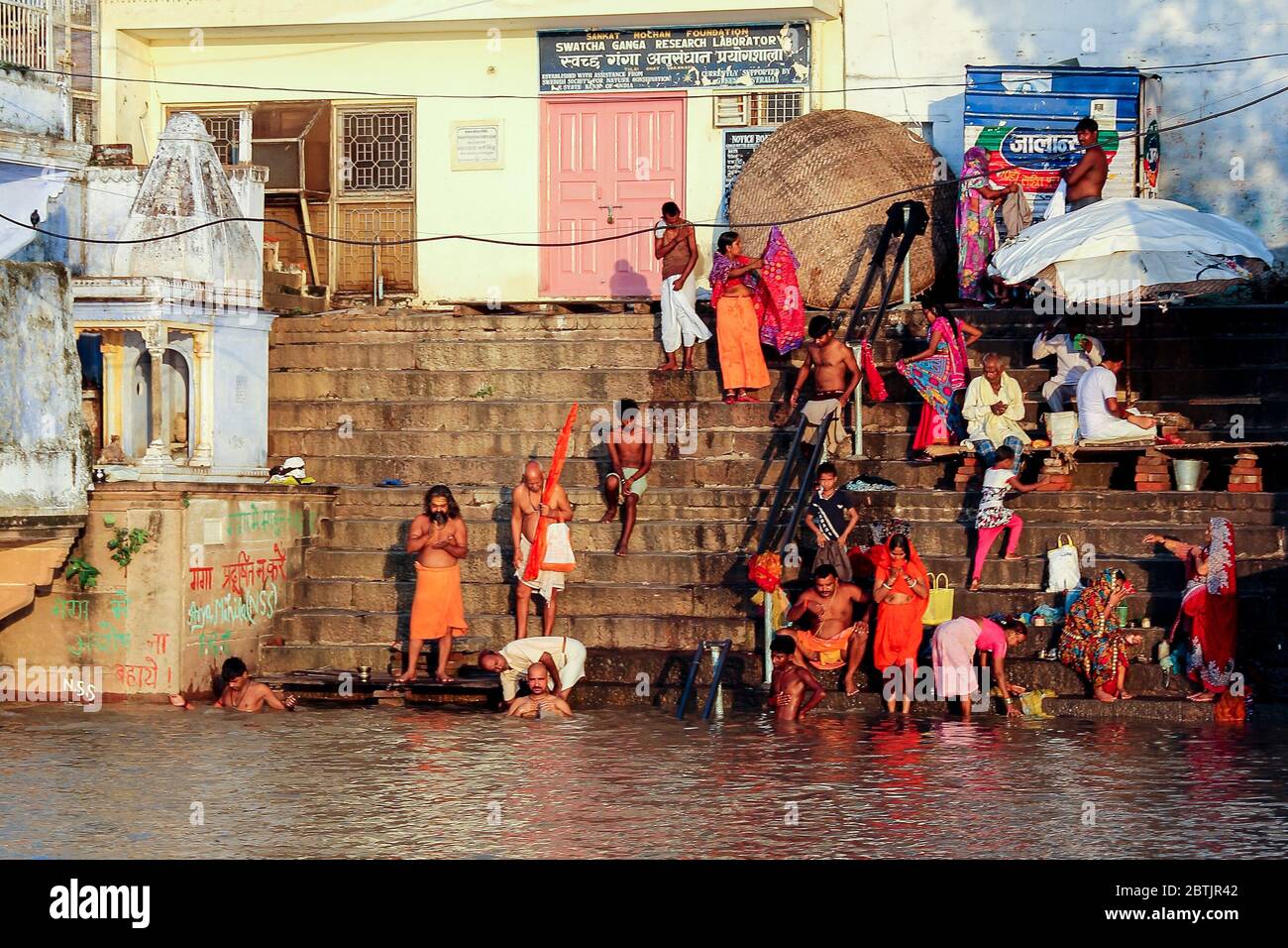 India, Varanasi - Uttar Pradesh state, 31st July 2013. After the monsoons. Numerous devotees bathe in the river and perform their daily prayers. Stock Photo