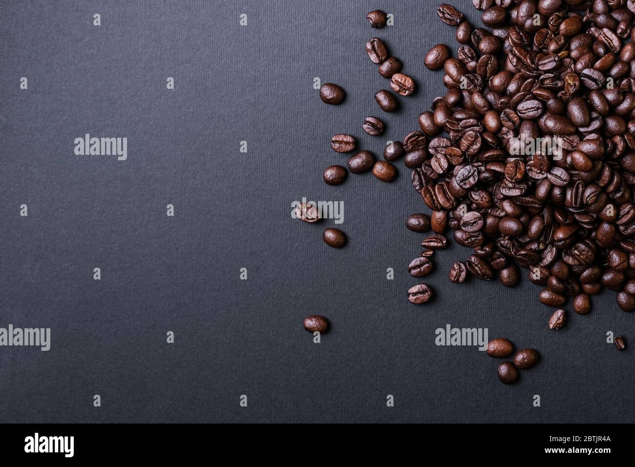 roasted coffee beans background black Stock Photo - Alamy