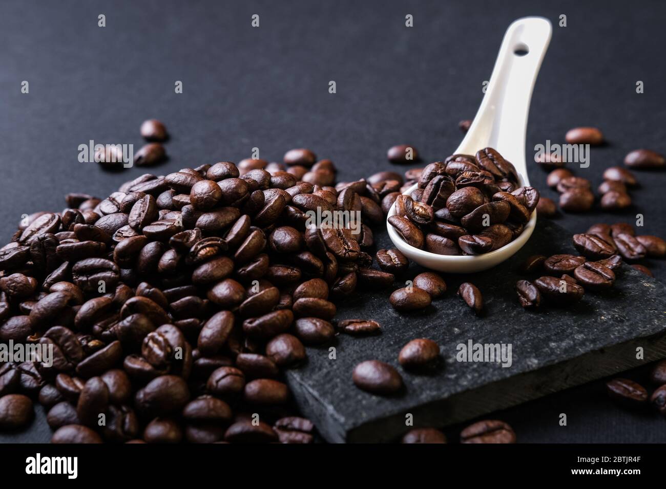 roasted coffee beans background black Stock Photo - Alamy