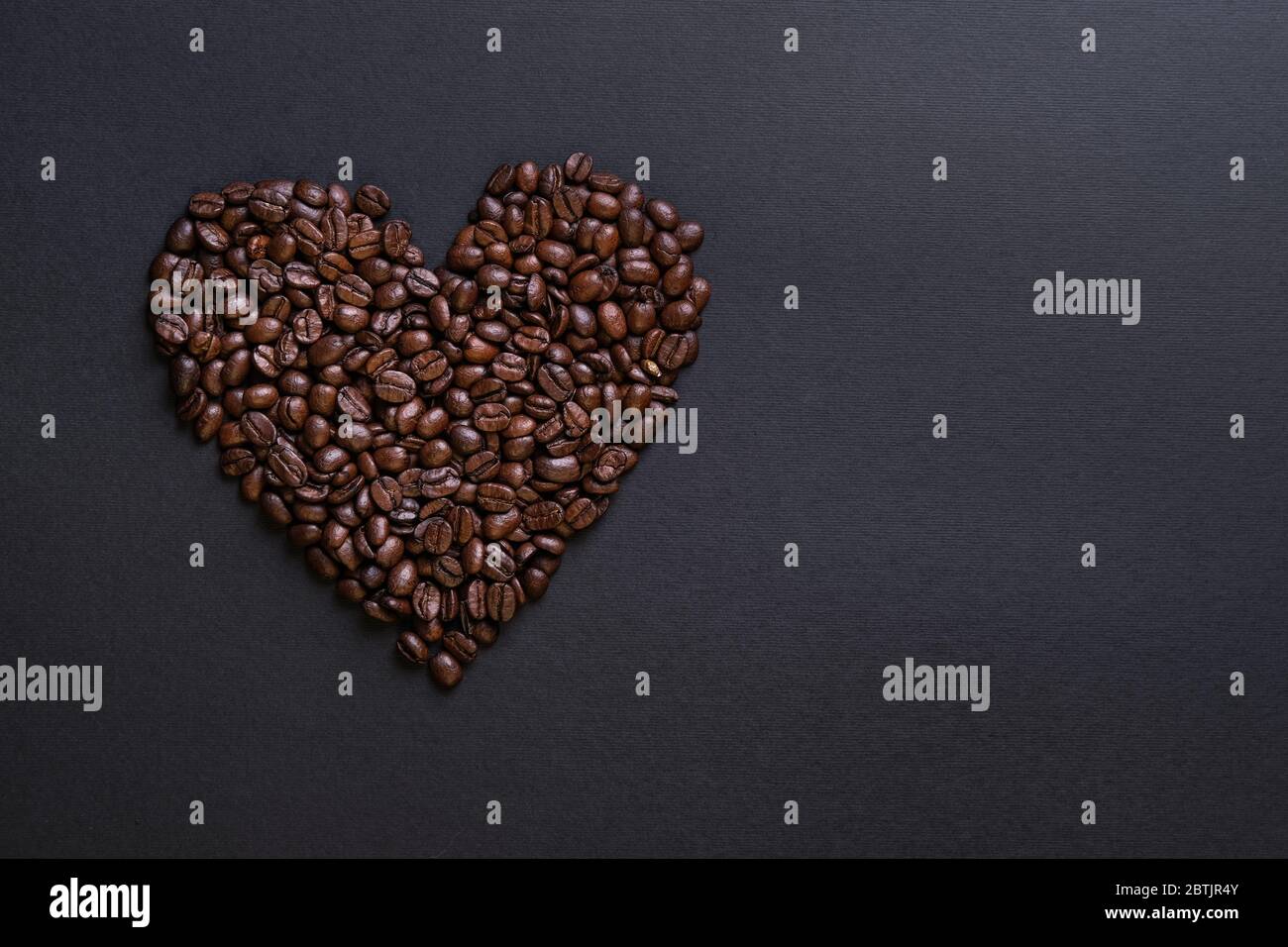 roasted coffee beans background black Stock Photo - Alamy