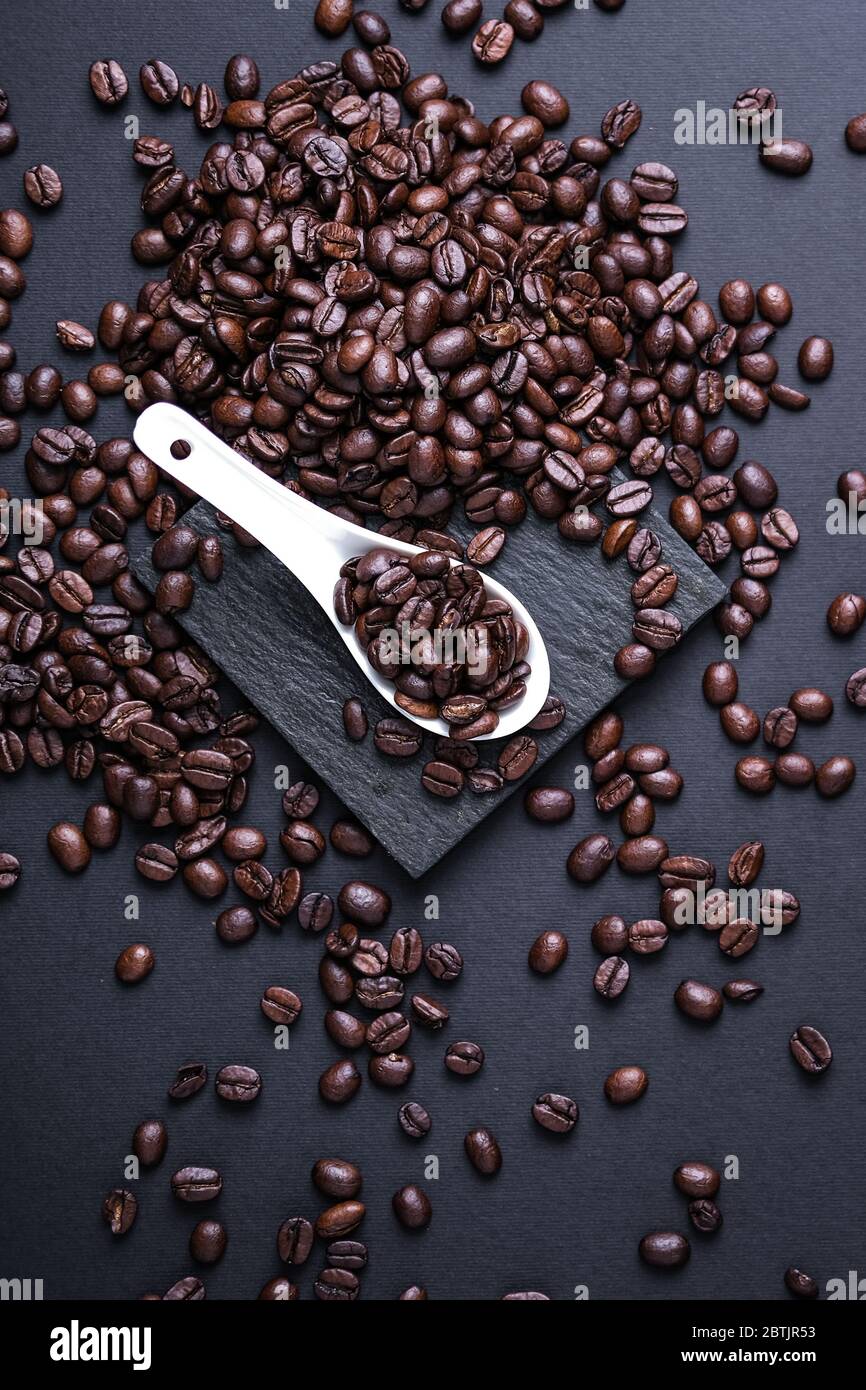 roasted coffee beans background black Stock Photo - Alamy