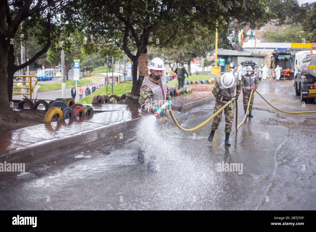 Soldiers from the Military Police Battalion during a cleaning, disinfection and spraying session in the La Mariposa Mariposa sector to counter the spr Stock Photo