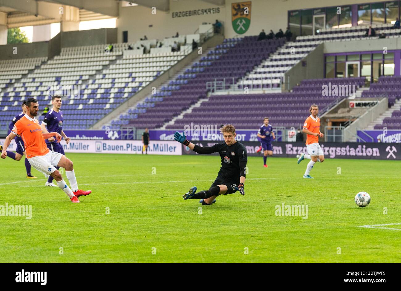 26 May 2020, Saxony, Aue: Football: 2nd Bundesliga, FC Erzgebirge Aue - SV Darmstadt 98, 28th matchday, at the Sparkassen-Erzgebirgsstadion. Serdar Dursun of Darmstadt (l) scores the goal against Aue's goalkeeper Robert Jendrusch for the 1.3. Photo: Robert Michael/dpa-Zentralbild - Pool/dpa - IMPORTANT NOTE: In accordance with the regulations of the DFL Deutsche Fußball Liga and the DFB Deutscher Fußball-Bund, it is prohibited to exploit or have exploited in the stadium and/or from the game taken photographs in the form of sequence images and/or video-like photo series. Stock Photo