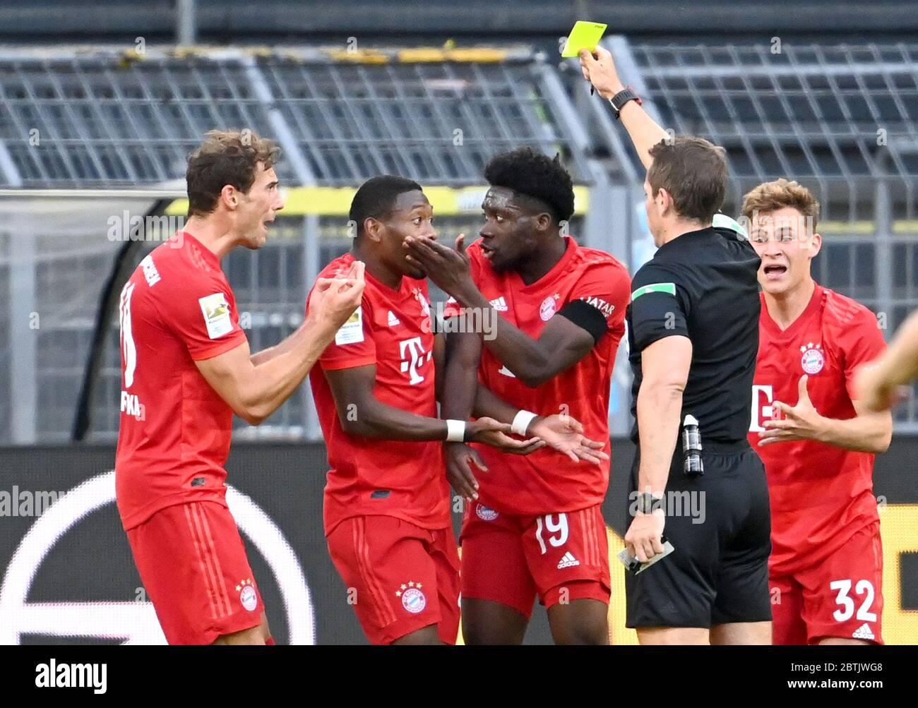 26 May 2020 North Rhine Westphalia Dortmund Football Bundesliga 28th Matchday Borussia Dortmund Fc Bayern Munich At Signal Iduna Park Referee Tobias Stieler Shows Munich Alphonso Davies M The Yellow Card Next