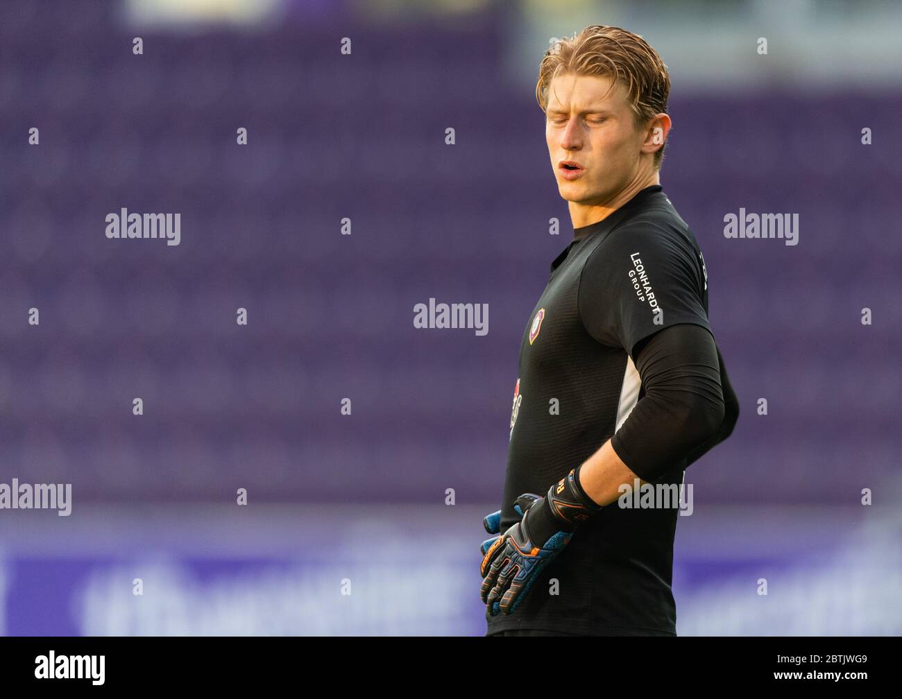Aue, Germany. 26th May, 2020. Football: 2nd Bundesliga, FC Erzgebirge Aue - SV Darmstadt 98, 28th matchday, at the Sparkassen-Erzgebirgsstadion. Aue goalkeeper Robert Jendrusch. Credit: Robert Michael/dpa-Zentralbild - Pool/dpa - IMPORTANT NOTE: In accordance with the regulations of the DFL Deutsche Fußball Liga and the DFB Deutscher Fußball-Bund, it is prohibited to exploit or have exploited in the stadium and/or from the game taken photographs in the form of sequence images and/or video-like photo series./dpa/Alamy Live News Stock Photo