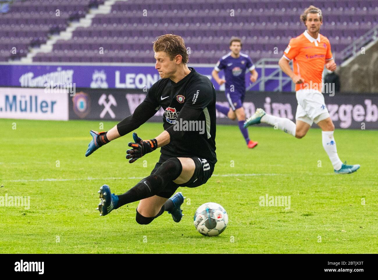 Aue, Germany. 26th May, 2020. Football: 2nd Bundesliga, FC Erzgebirge Aue - SV Darmstadt 98, 28th matchday, at the Sparkassen-Erzgebirgsstadion. Aue's goalkeeper Robert Jendrusch cannot prevent the goal for the 1:3. Credit: Robert Michael/dpa-Zentralbild - Pool/dpa - IMPORTANT NOTE: In accordance with the regulations of the DFL Deutsche Fußball Liga and the DFB Deutscher Fußball-Bund, it is prohibited to exploit or have exploited in the stadium and/or from the game taken photographs in the form of sequence images and/or video-like photo series./dpa/Alamy Live News Stock Photo
