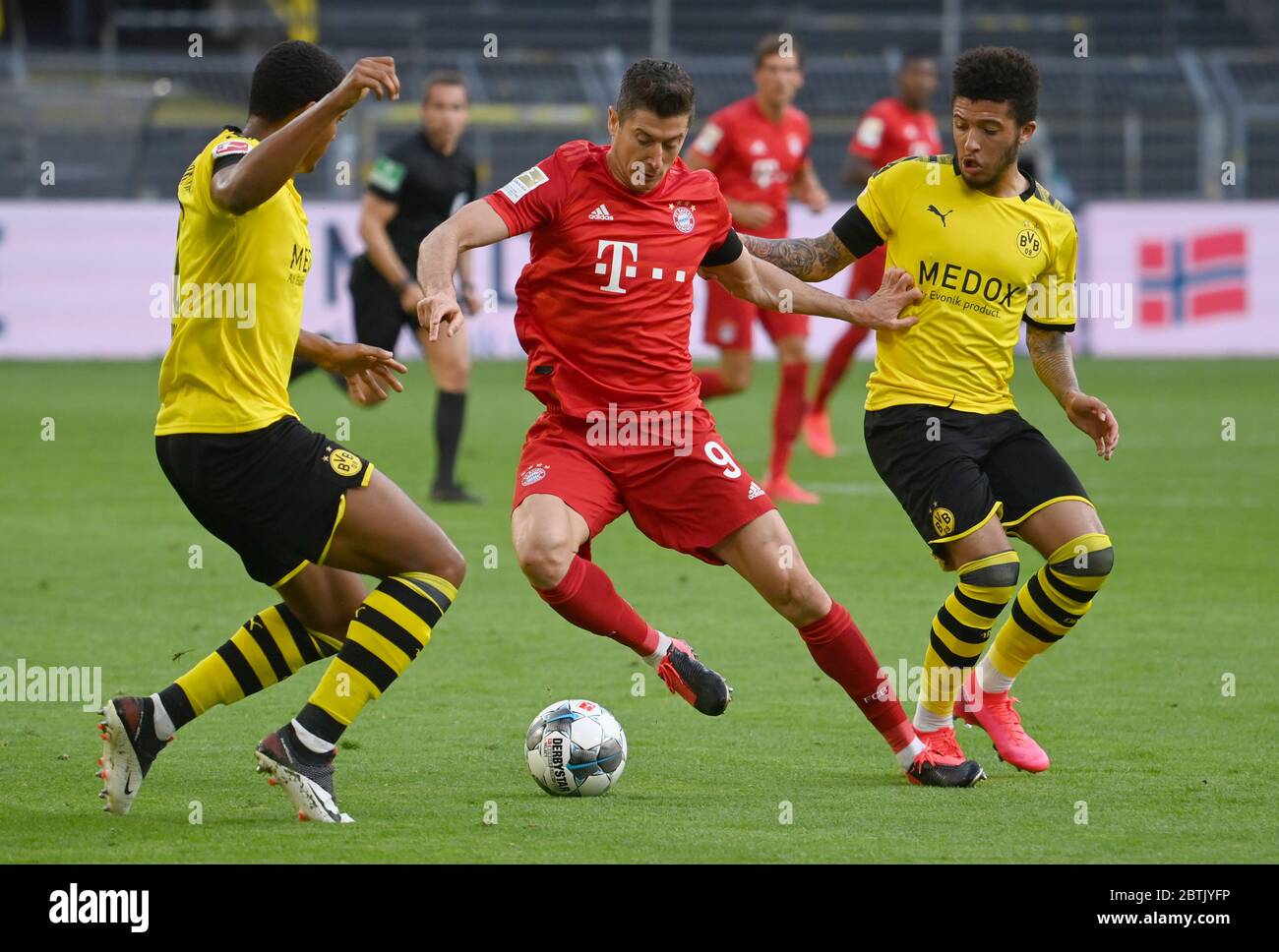 Dortmund Germany 26th May 2020 Football Bundesliga 28th Matchday Borussia Dortmund Fc Bayern Munich At Signal Iduna Park Munich S Robert Lewandowski M And Dortmund S Jadon Sancho R Fight For The Ball