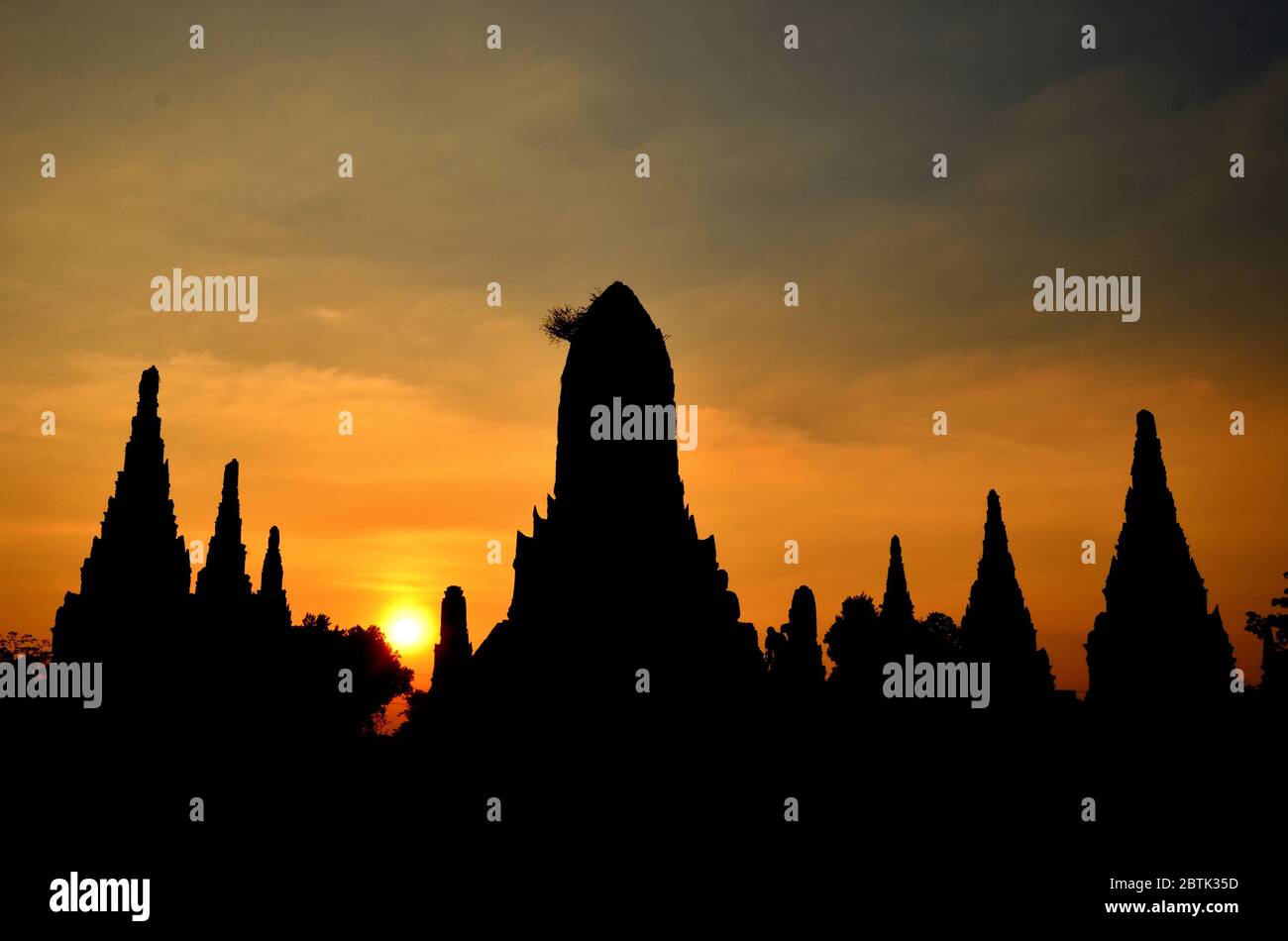 Romantic sunset at Wat Chaiwatthanaram in Ayutthaya Stock Photo