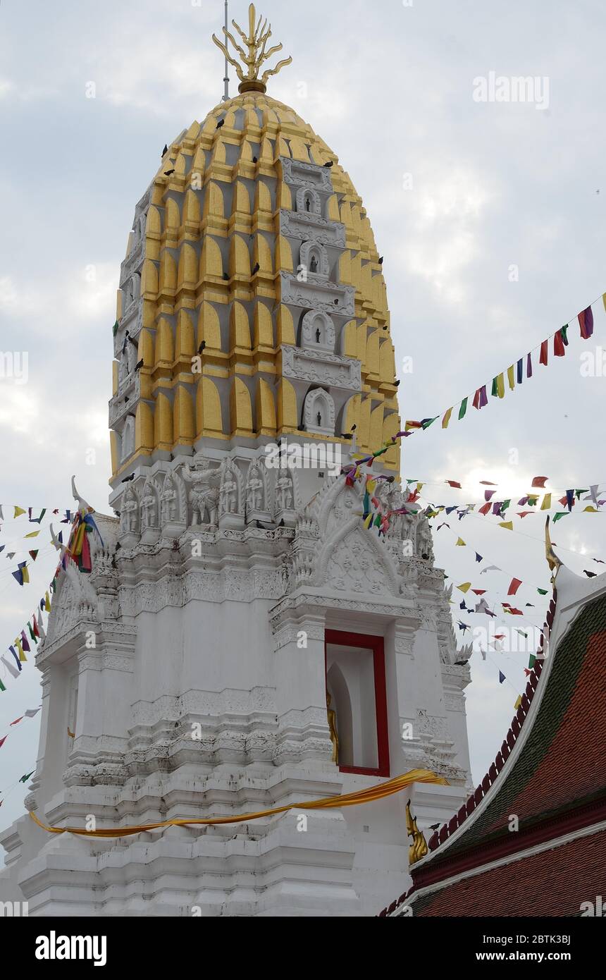 Prang of the golden-white Wat Phra Si Ratana Mahathat in Phitsanulok Stock Photo