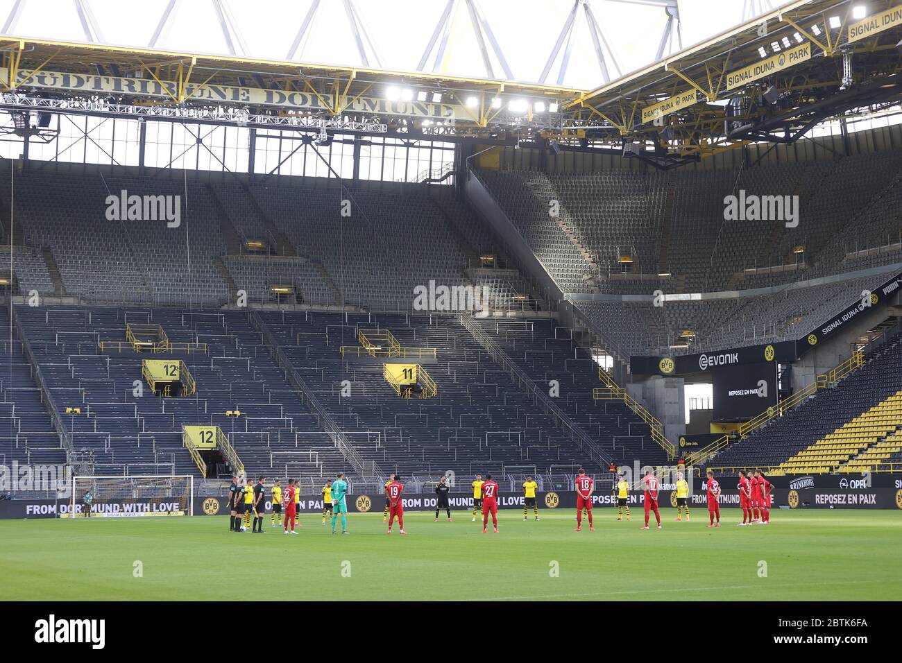 Dortmund, Germany, 26th May 2020  Minute to commemorate the victims of the corona pandemic in the football match  BORUSSIA DORTMUND - FC BAYERN MUENCHEN in 1. Bundesliga 2019/2020, matchday 28.  © Peter Schatz / Alamy Live News / Pool via Jürgen Fromme / firosportfoto   - DFL REGULATIONS PROHIBIT ANY USE OF PHOTOGRAPHS as IMAGE SEQUENCES and/or QUASI-VIDEO -   National and international News-Agencies OUT  Editorial Use ONLY Stock Photo