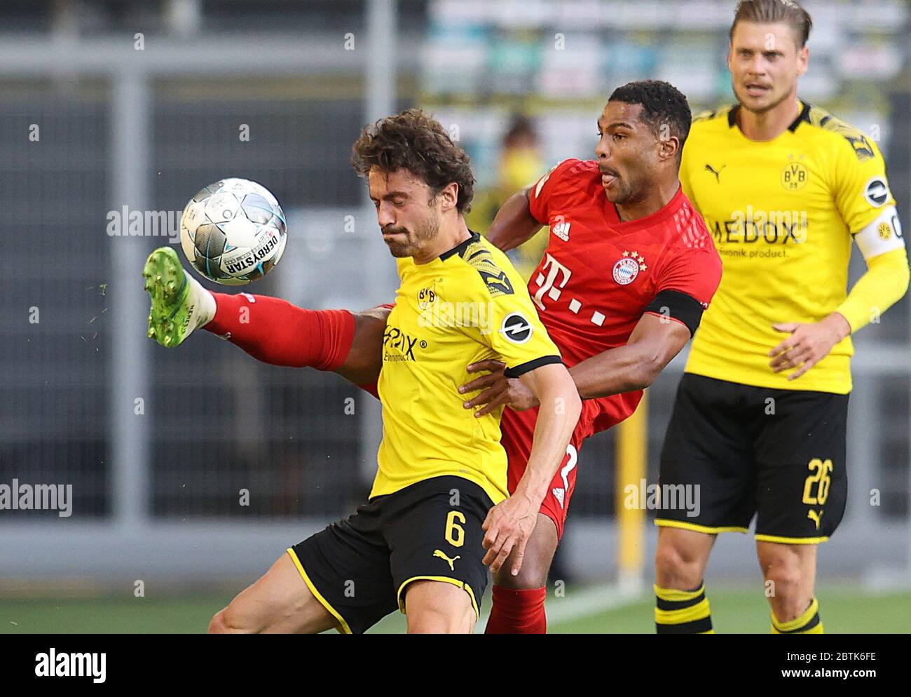 Dortmund, Germany, 26th May 2020 Serge GNABRY, FCB 22 against Thomas  DELANEY, BVB 6 in the football match BORUSSIA DORTMUND - FC BAYERN MUENCHEN  in 1. Bundesliga 2019/2020, matchday 28. © Peter