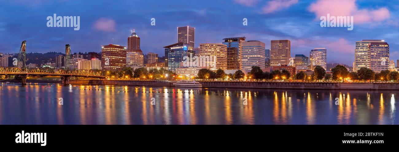 Early morning twilight over the Willamette River and Portland, Oregon, USA Stock Photo