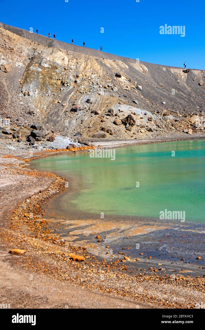 Tongariro Alpine Crossing hikers at the Emerald Lakes Stock Photo