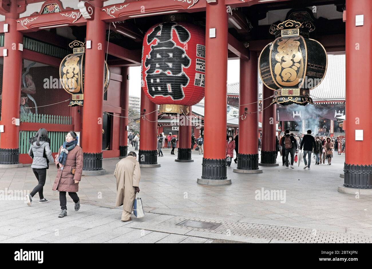 The kaminarimon, or thunder gate, with its large lanterns is one of the entrances to the Sesoji Temple, an ancient Buddhist Temple, in Asakusa, Japan. Stock Photo