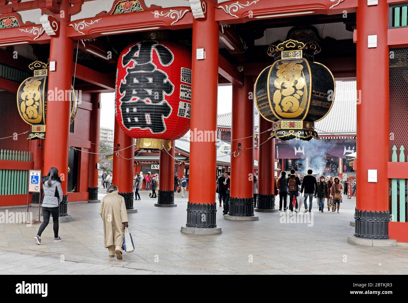 The kaminarimon, or thunder gate, with its large lanterns is one of the entrances to the Sesoji Temple, an ancient Buddhist Temple, in Asakusa, Japan. Stock Photo