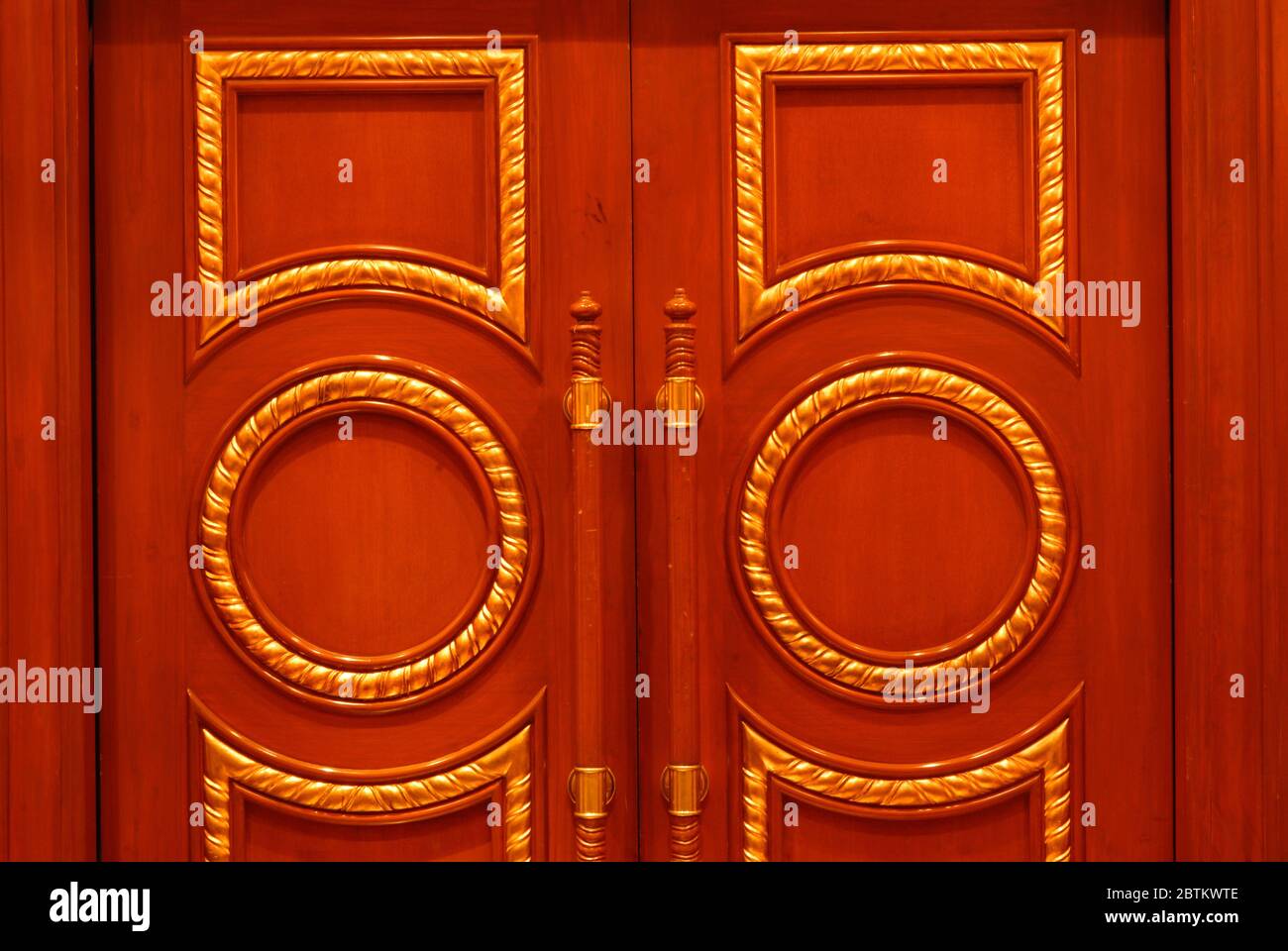 Wooden door india hi-res stock photography and images - Alamy, image size:1300x960