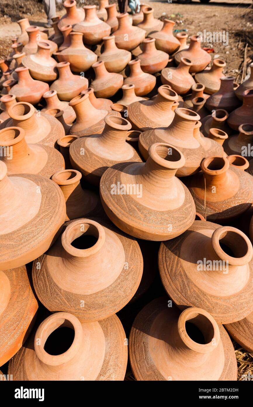 Open-air unglazed pottery workshop, near Shahdadpur, Sanghar District, Sindh Province, Pakistan, South Asia, Asia Stock Photo