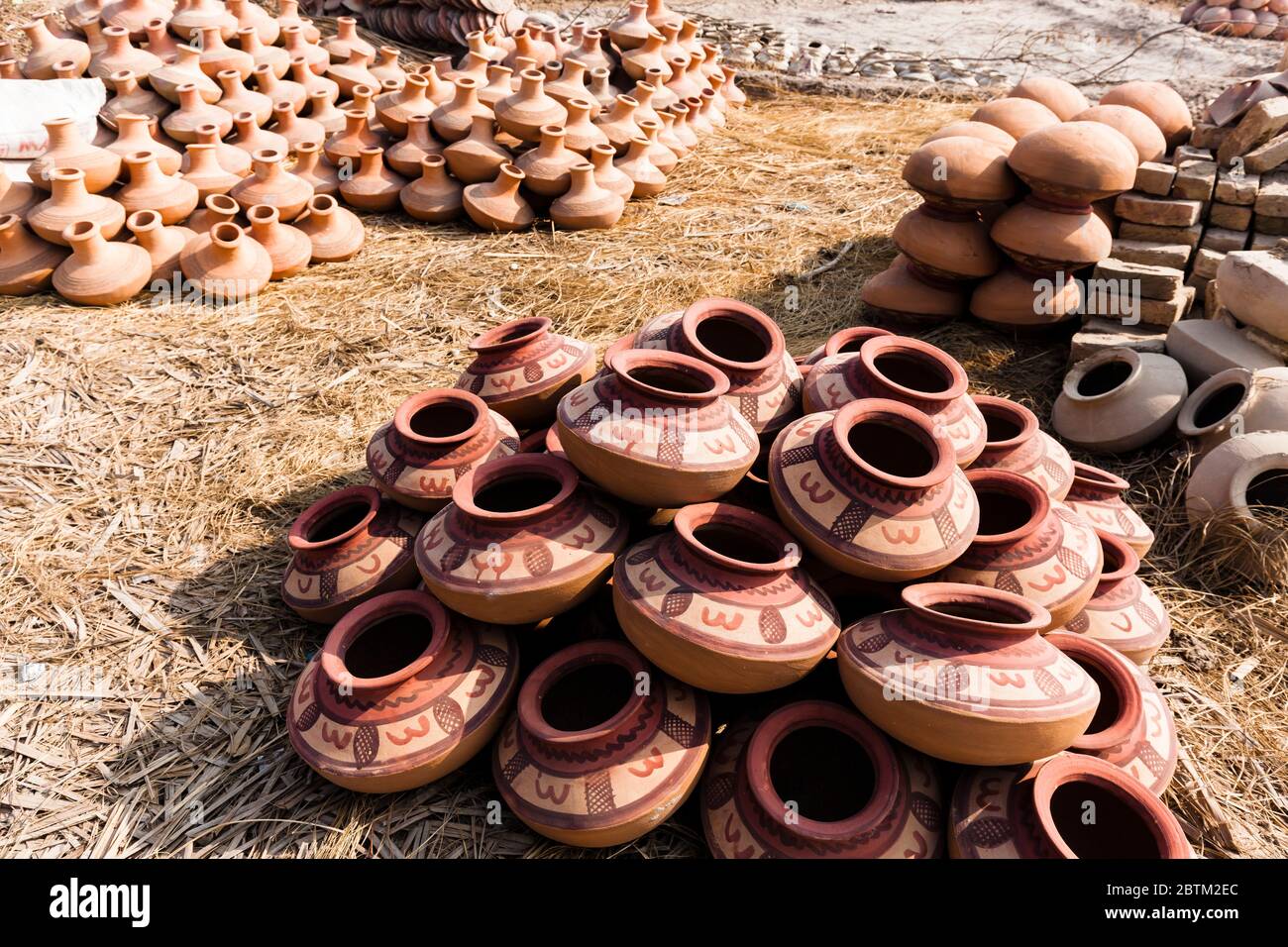 Open-air unglazed pottery workshop, near Shahdadpur, Sanghar District, Sindh Province, Pakistan, South Asia, Asia Stock Photo