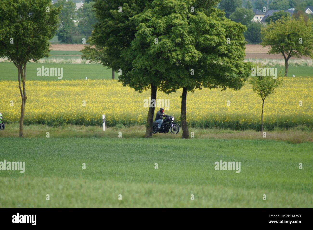 Motorradfahrer auf dem Weg in die Eifel Stock Photo
