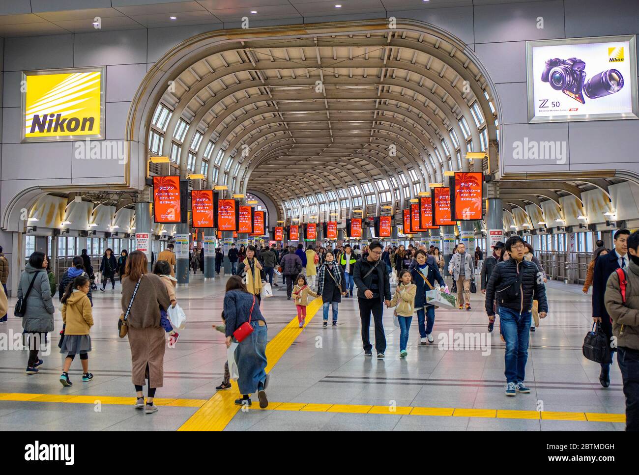 Transfer Corridor Japan ,Tokyo City, Shinagawa Station, Transfer Corridor Stock Photo - Alamy