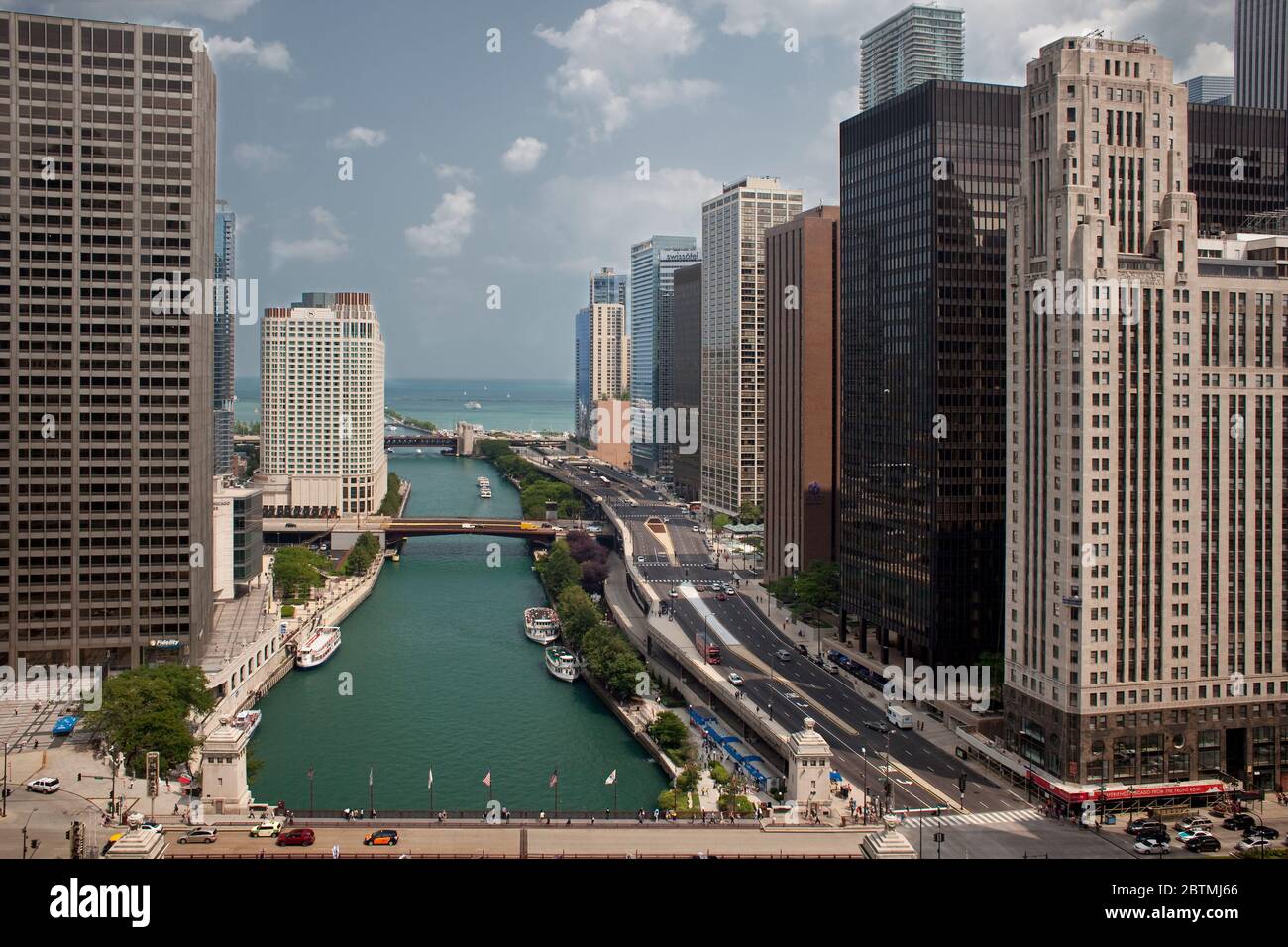 Chicago river in green aerial view hi-res stock photography and images ...