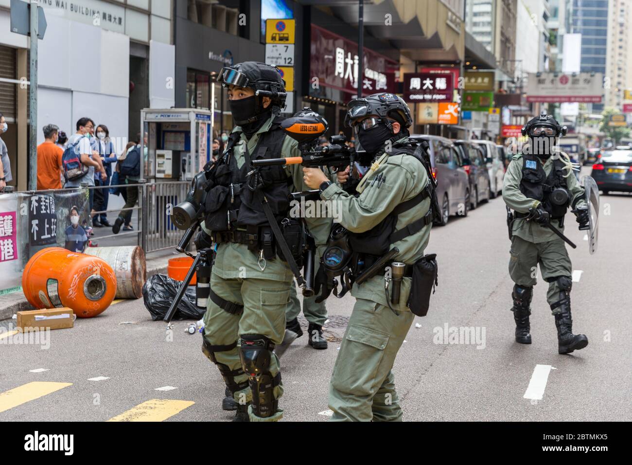 Central, Hong Kong. 27 May, 2020 Hong Kong Protest Anti-National Anthem Law. Police officer preparing to fire pepper balls into the crowd.  Credit: David Ogg / Alamy Live News Stock Photo