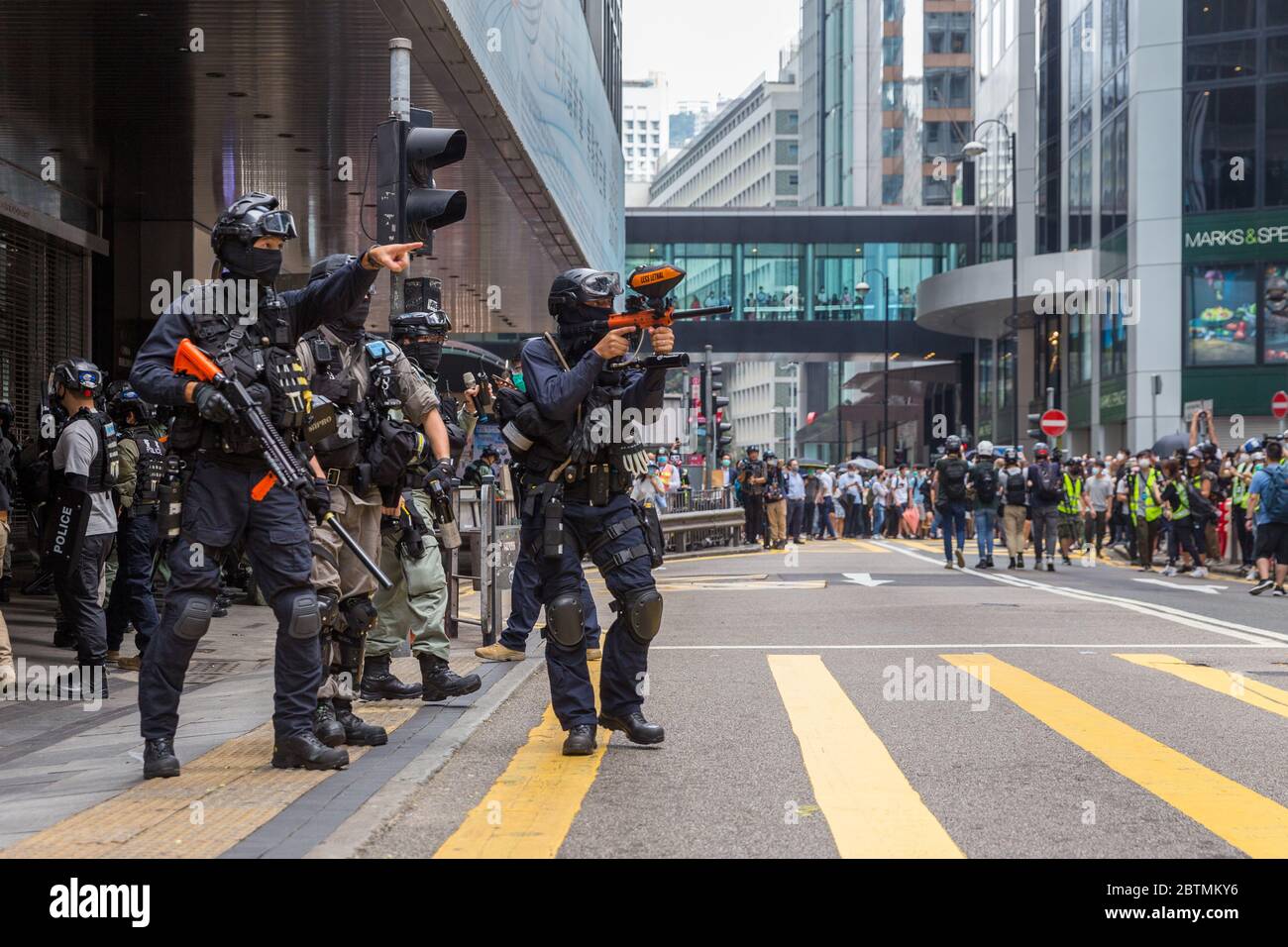 Central, Hong Kong. 27 May, 2020 Hong Kong Protest Anti-National Anthem Law. Police officer preparing to fire pepper balls into the crowd. Credit: David Ogg / Alamy Live News Stock Photo