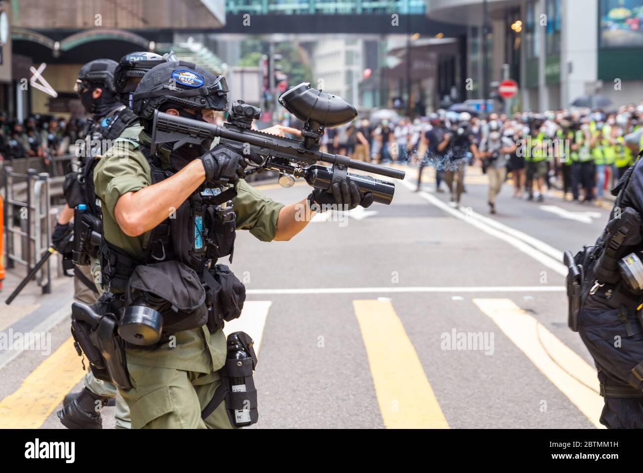 Central, Hong Kong. 27 May, 2020 Hong Kong Protest Anti-National Anthem Law. Police officer firing pepper balls into the crowd. Credit: David Ogg / Alamy Live News Stock Photo