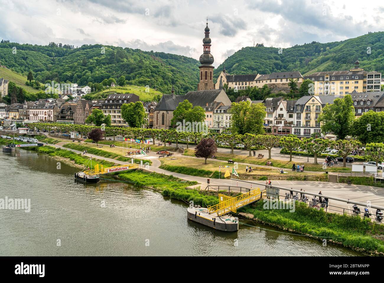 Stadtansicht mit Fluss Mosel und Pfarrkirche St. Martin in Cochem, Rheinland-Pfalz, Deutschland  | City view with Moselle river and church St. Martin, Stock Photo