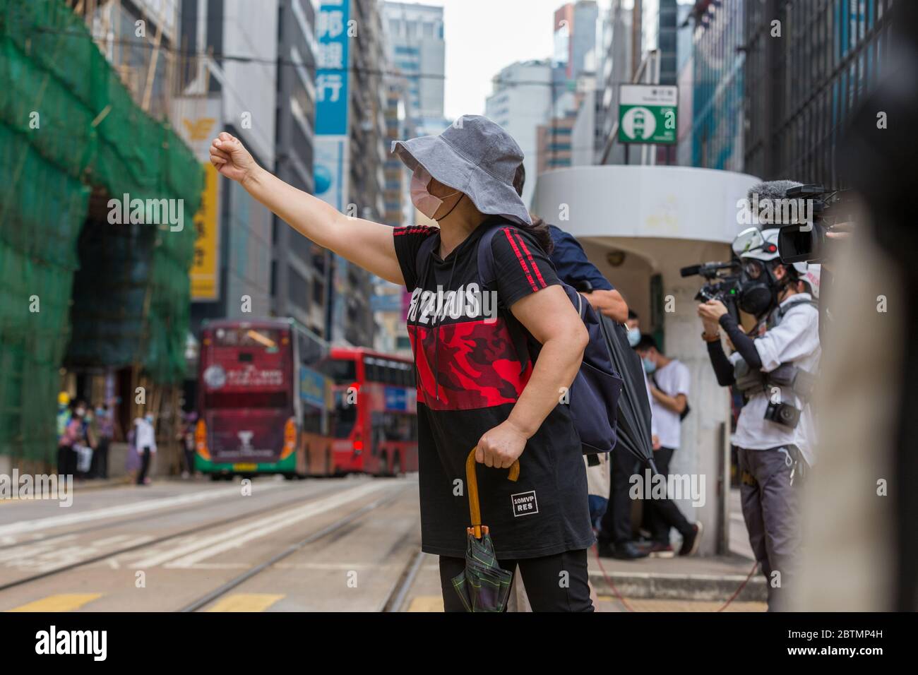 Central, Hong Kong. 27 May, 2020 Hong Kong Protest Anti-National Anthem Law. Woman arguing with the Police. Credit: David Ogg / Alamy Live News Stock Photo
