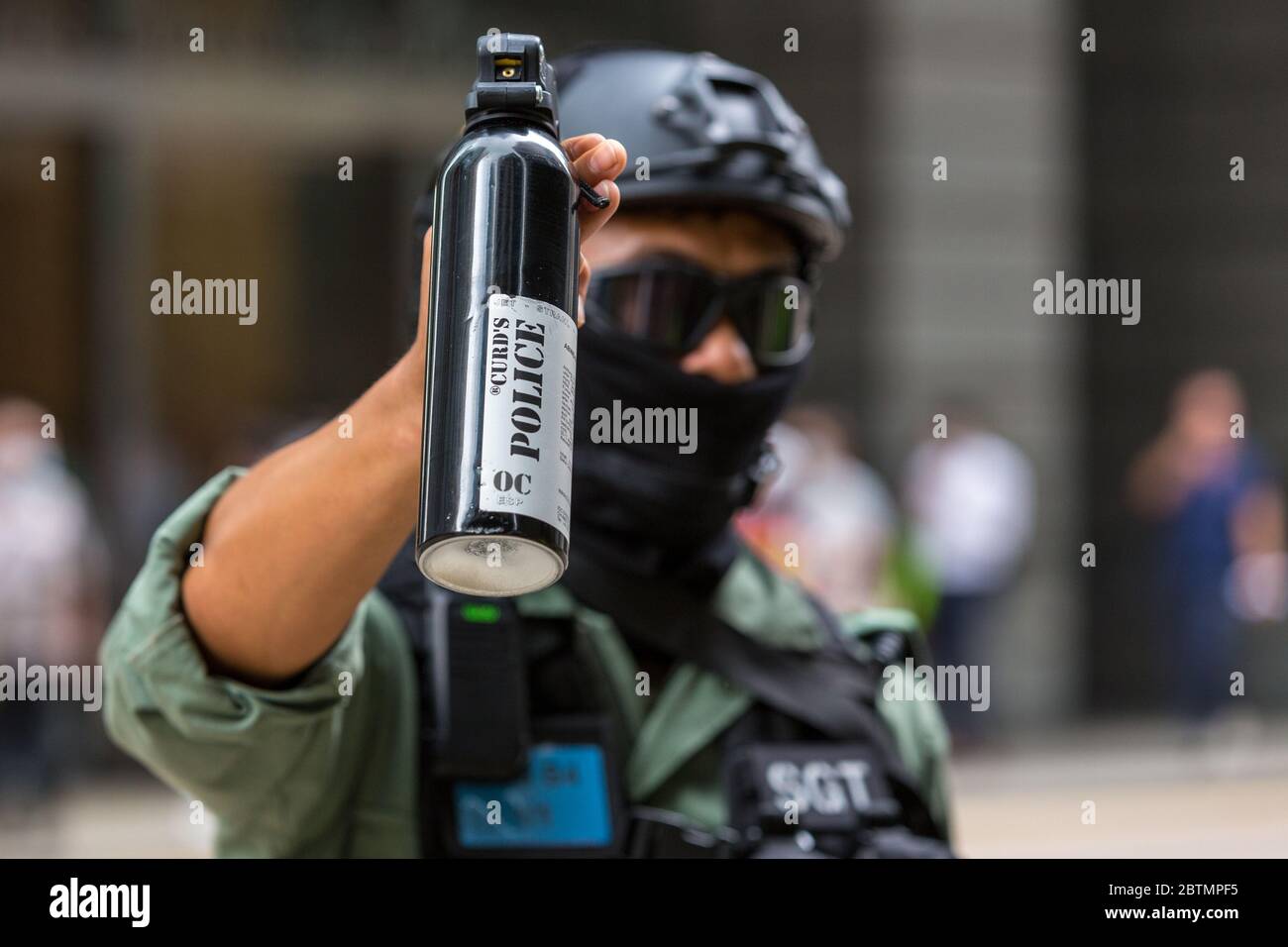 Central, Hong Kong. 27 May, 2020 Hong Kong Protest Anti-National Anthem Law. Police officer threatens with pepper spray. Credit: David Ogg / Alamy Live News Stock Photo