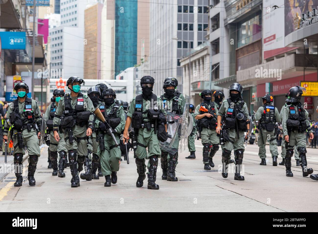 Central, Hong Kong. 27 May, 2020 Hong Kong Protest Anti-National Anthem Law. Police ofiicers clearing the streets. Credit: David Ogg / Alamy Live News Stock Photo