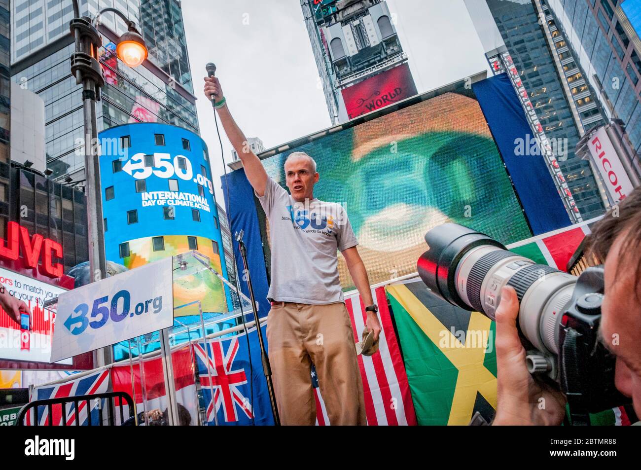 Bill McKibben at a climate rally in Times Square, Manhattan, New York City, New York, USA on 350.org Day of Action. Stock Photo