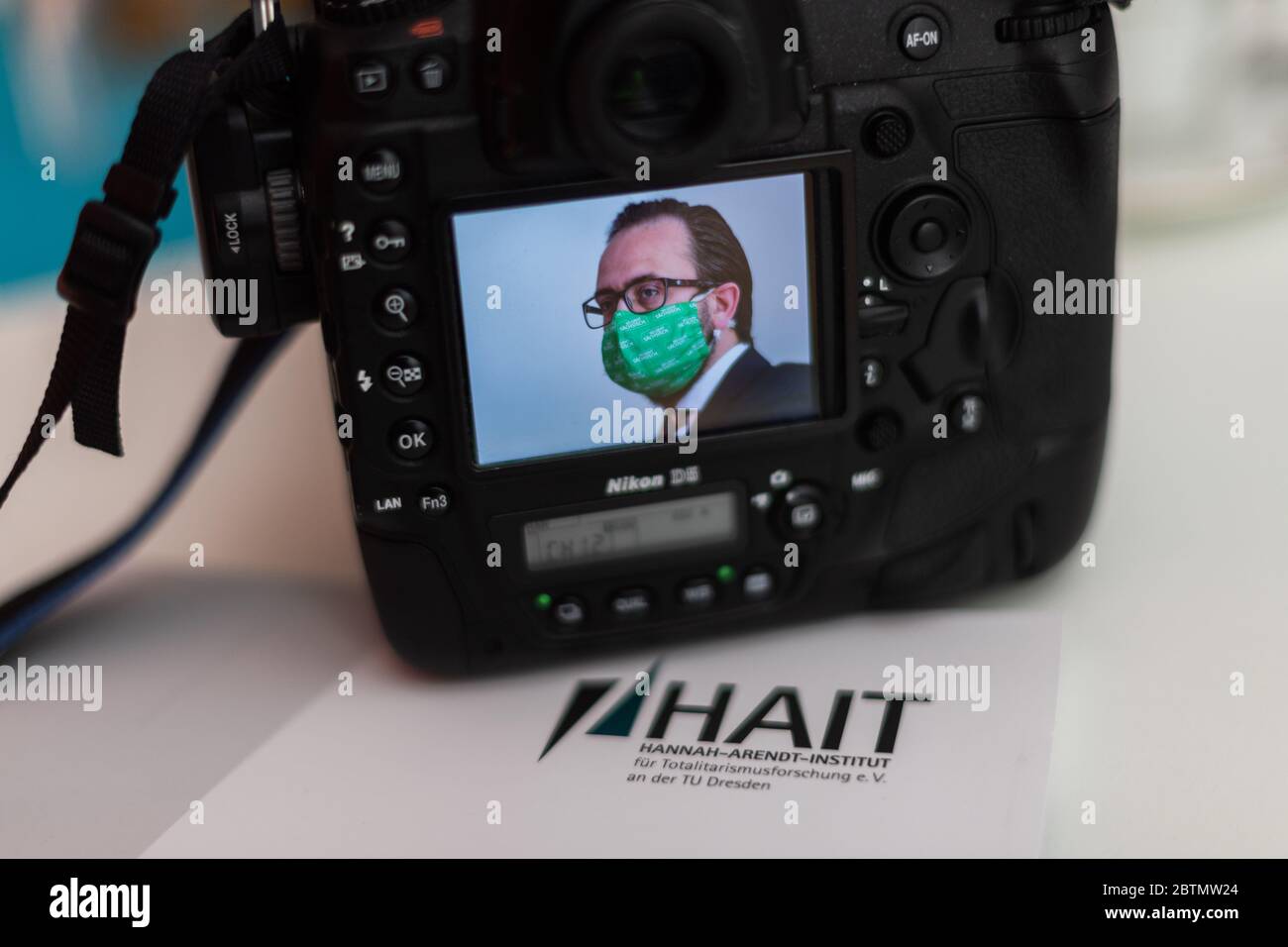 Politician without face mask hi-res stock photography and images - Alamy