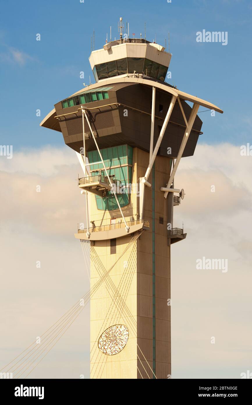 File:Control Tower at Memphis International Airport 2010-09-25 Memphis TN  01.jpg - Wikimedia Commons