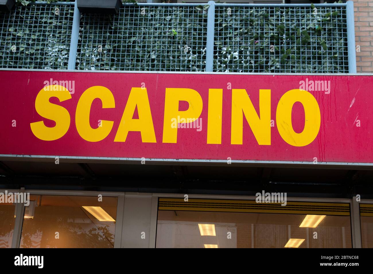 Scapino hi-res stock photography and images - Alamy