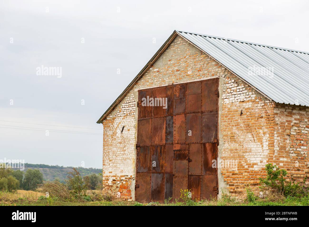 Old Warehouse Rusted Metal Roof High Resolution Stock Photography and ...