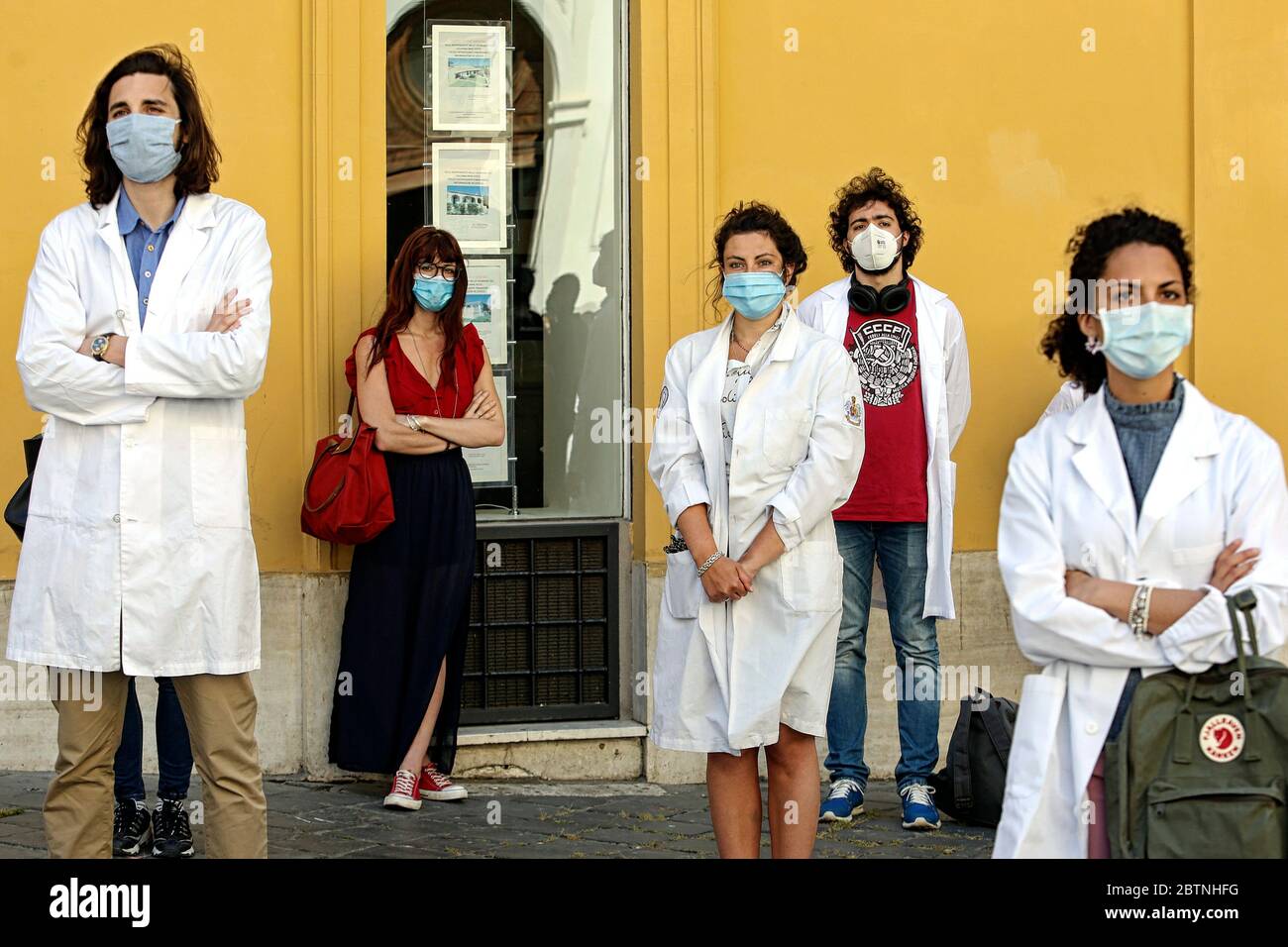 Roma, Italia. 27th May, 2020. Rome May 27th 2020. Montecitorio. Demonstration of the young doctors, students in medicine and interns to protest against the 'economic recovery decree' the poor attention to the young white coats. Photo Samantha Zucchi Insidefoto Credit: insidefoto srl/Alamy Live News Stock Photo